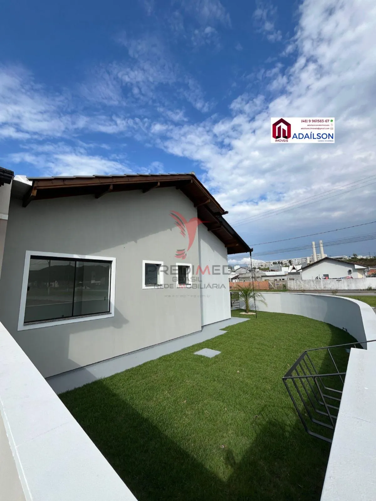 Imagem CASA COM UM SUÍTE TERRENO DE ESQUINA - AMPLO ESPAÇO MUITO BEM LOCALIZADA