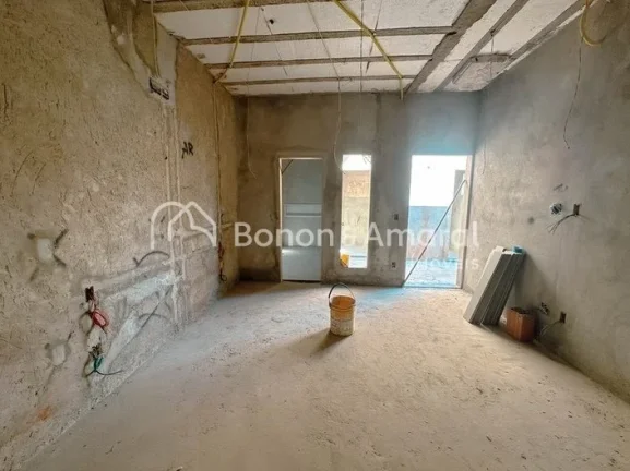 Imagem Terreno: 250m²

Área Construída: 170m²

Quartos: 3 suítes

Vagas: 2 cobertas

PREVISÃO DE ENTR...