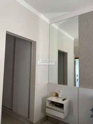 Imagem Casa com piscina aquecida e varanda gourmet no Condomínio Estância dos Ipês, em Uberaba!