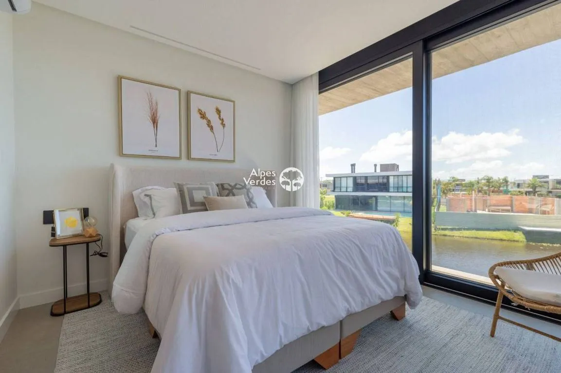Imagem Vende-se casa prox ao centro de Xangri-lá - 6 Quartos- Valor R$7.950.000,00