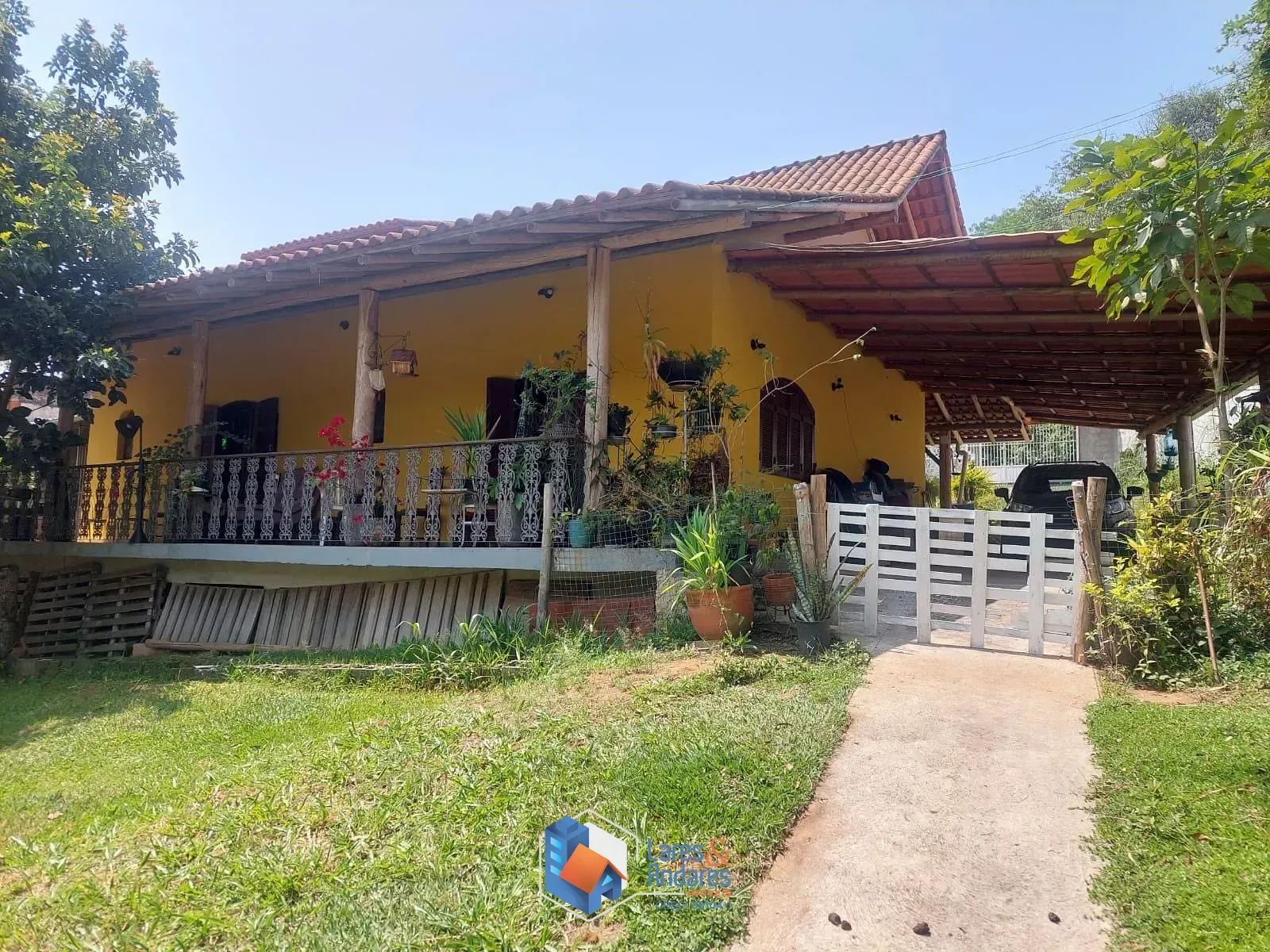 Imagem CASA RÚSTICA EM CONDOMÍNIO, 243 M² DE ÁREA ÚTIL, ÁREA TOTAL DE 1.801 M², 2 SUÍTES, 3 SALAS, 3 VAGAS E PORTARIA 24 HORAS - COTIA - SP