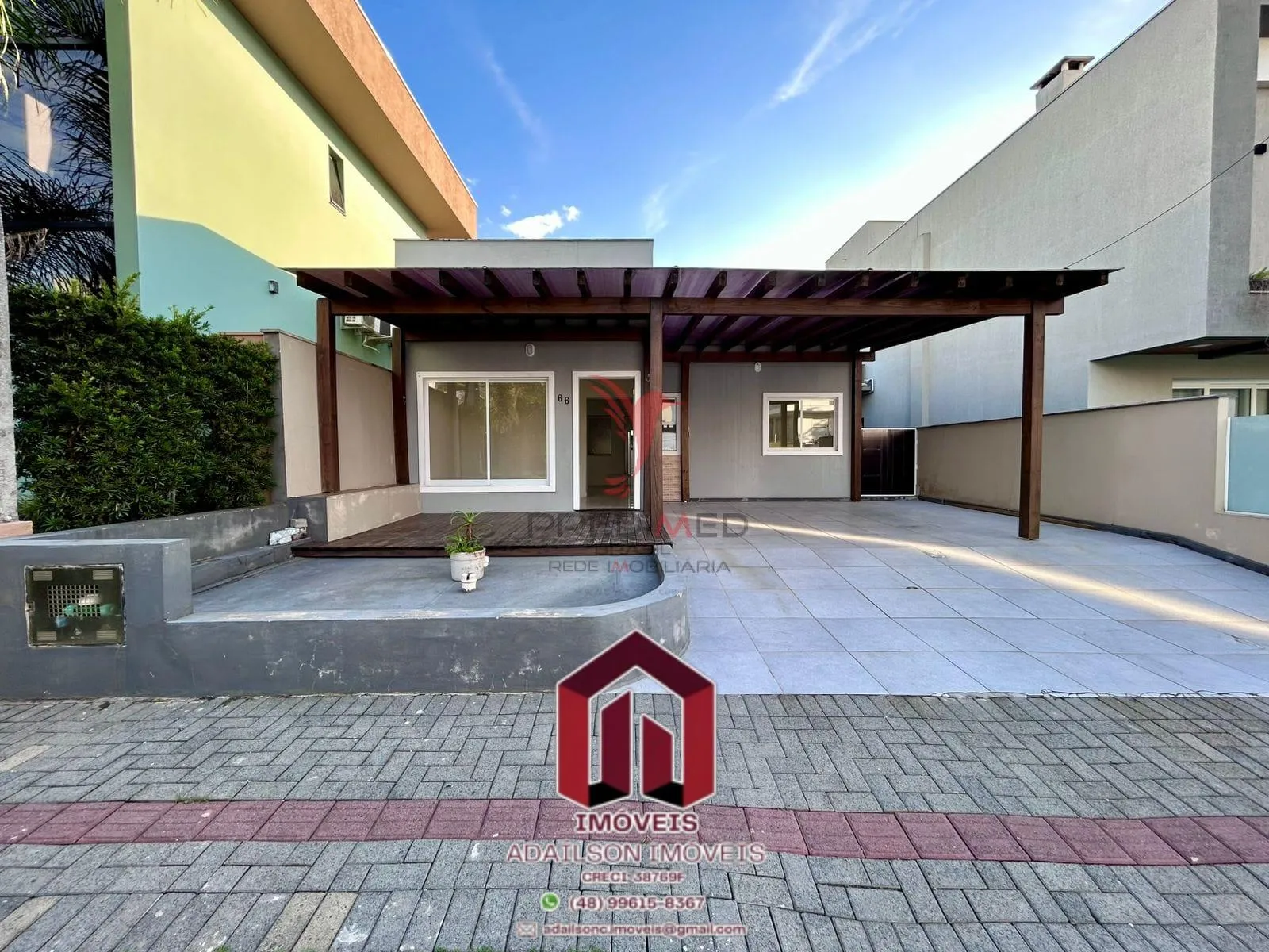 Imagem Casa Porteira Fechada à Venda em Balneário Piçarras/SC Brasil