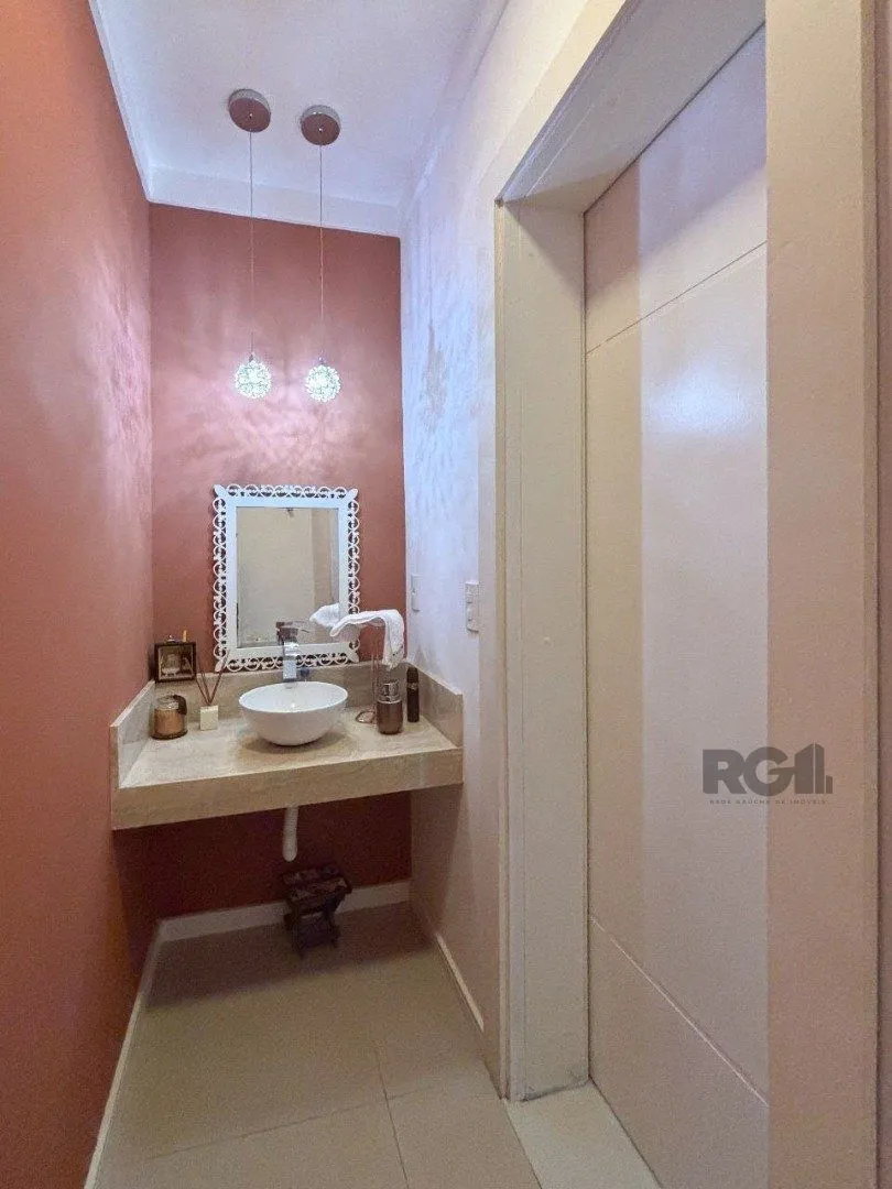 Imagem Casa em condomínio com pátio, piscina, 3 suítes e 2 vagas