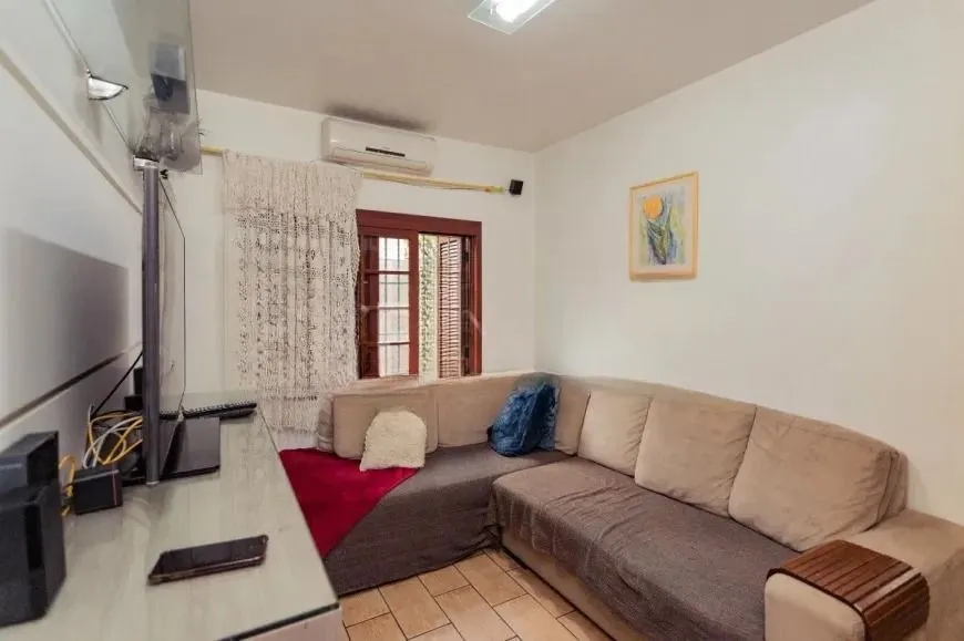 Imagem Casa térrea com 200m² privativos, 3 quartos, Rua Sylvio Sanson - Sarandi