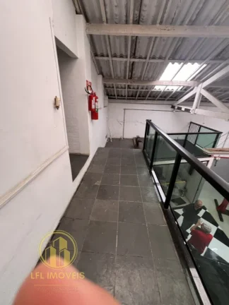 Imagem Galpão com 750 m² de área construida, em terreno de 600 m², atualmente servindo para operação ...