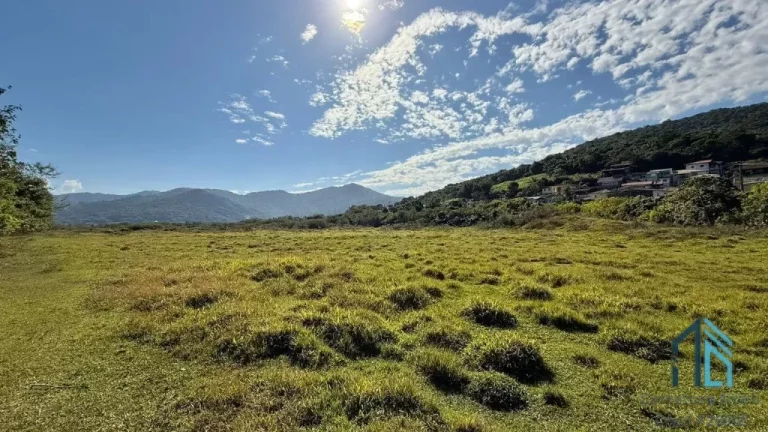 Imagem Terreno de frente pra Rodovia com, 110 de frente X 800 fundos em São José SC
