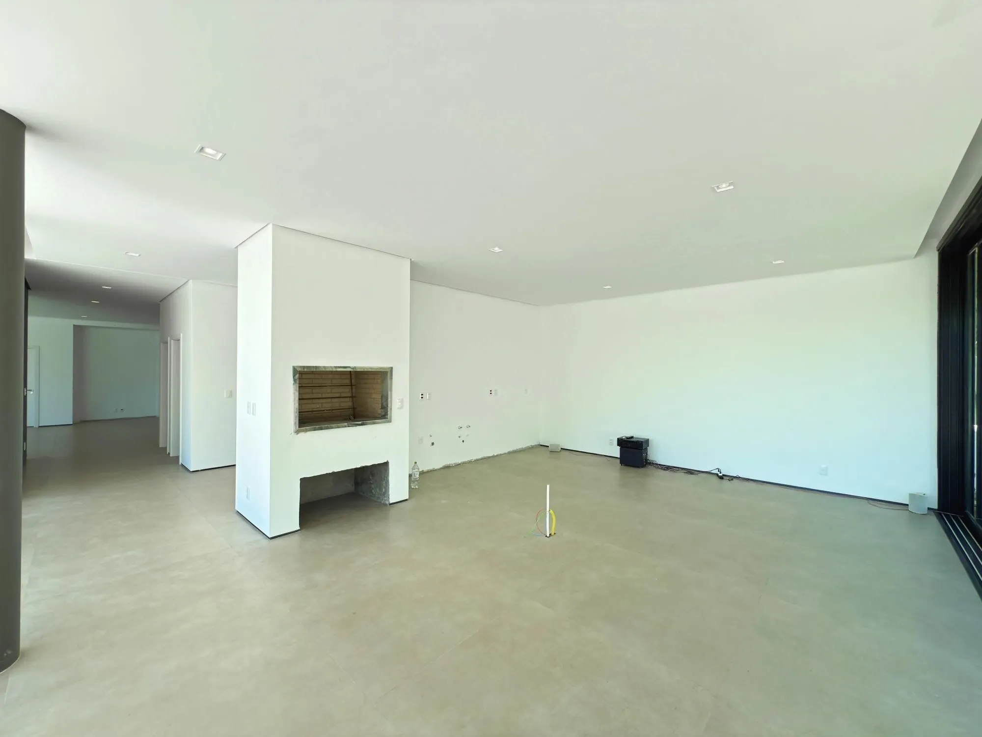 Imagem A casa conta com 434m2 de área construída, mas com um aproveitamento total dos 1.012m2 do lote