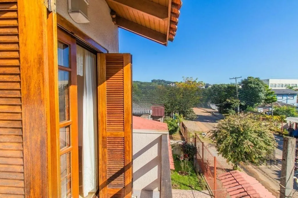 Imagem Casa de 4 dormitórios no bairro Cavalhada