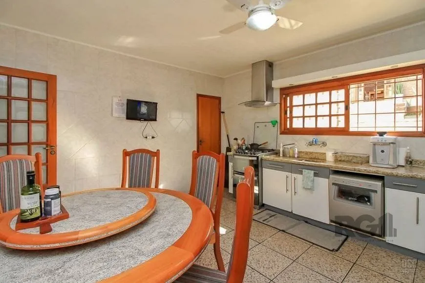 Imagem Casa com 3 Dormitórios no Bairro Tristeza na Zona Sul de Porto Alegre