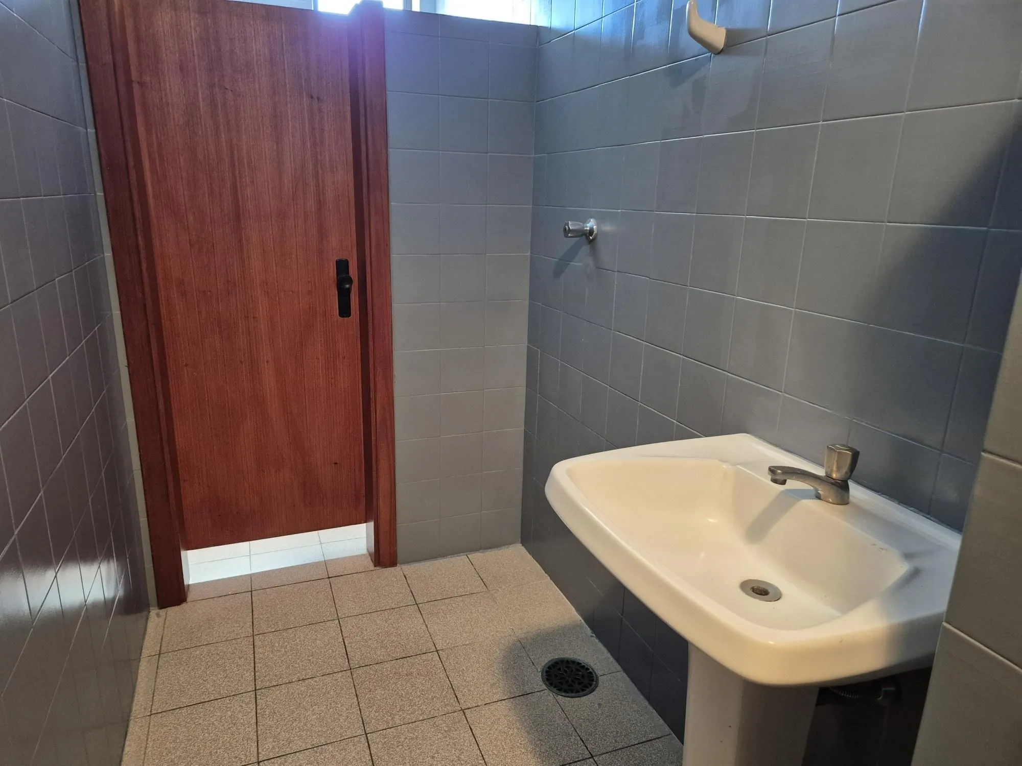 Imagem Sala com 6 divisórias e 2 vagas