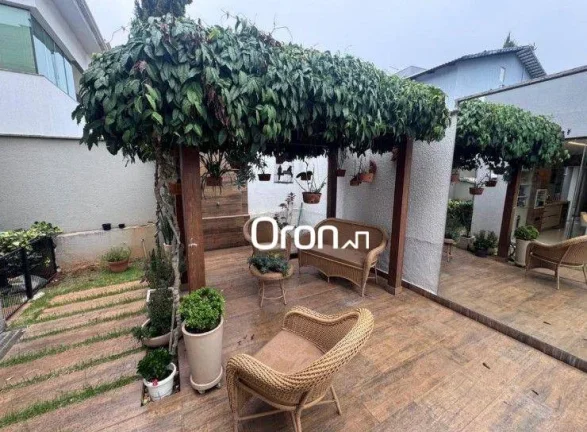 Imagem Sobrado com 3 dormitórios à venda, 338 m² por R$ 2.700.000,00 - Jardins Madri - Goiânia/GO