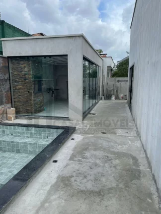 Imagem CASAL IMÓVEIS VENDE CASA TERREA MONTENEGRO BOULEVARD 3 SUÍTES + 6 VGS + PISCINA PRIVATIVA