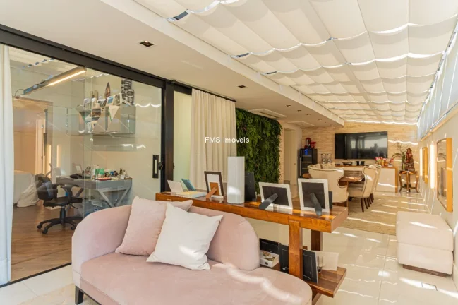 Imagem Apartamento de Alto Padrão de 3 suítes em Moema com 330m² e 4 vagas de garagem.