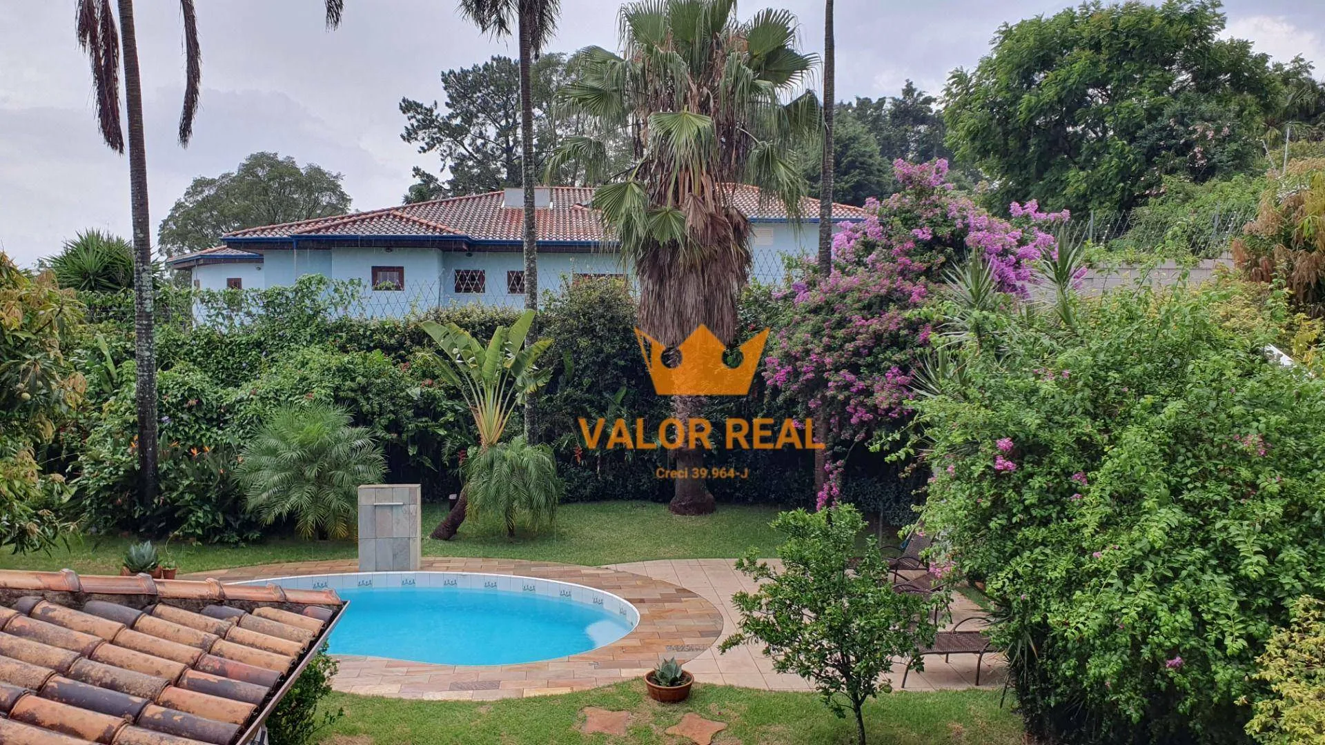 Foto do imóvel Casa em Condomínio de Alto Padrão, Venda ou Locação: AT 720 m2 e AC 390 m2, 4 suites, 4 vagas, piscina.