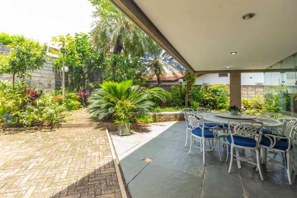 Imóvel de alto padrão na Vila Ida: Casa com 3 suítes, 4 banheiros e 4 vagas de garagem em São Paulo-SP!
