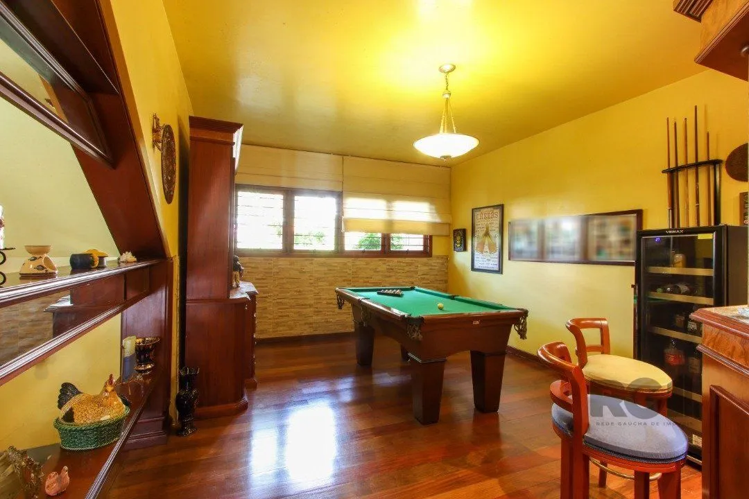 Imagem Casa com 4 dormitórios, sendo 1 suíte, com 2 vagas cobertas, no bairro Nonoai, Porto Alegre, RS