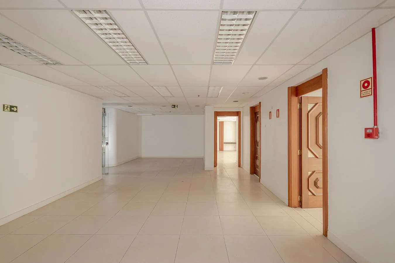 Imagem Conjunto Comercial, meio andar inteiro com várias salas e salão!