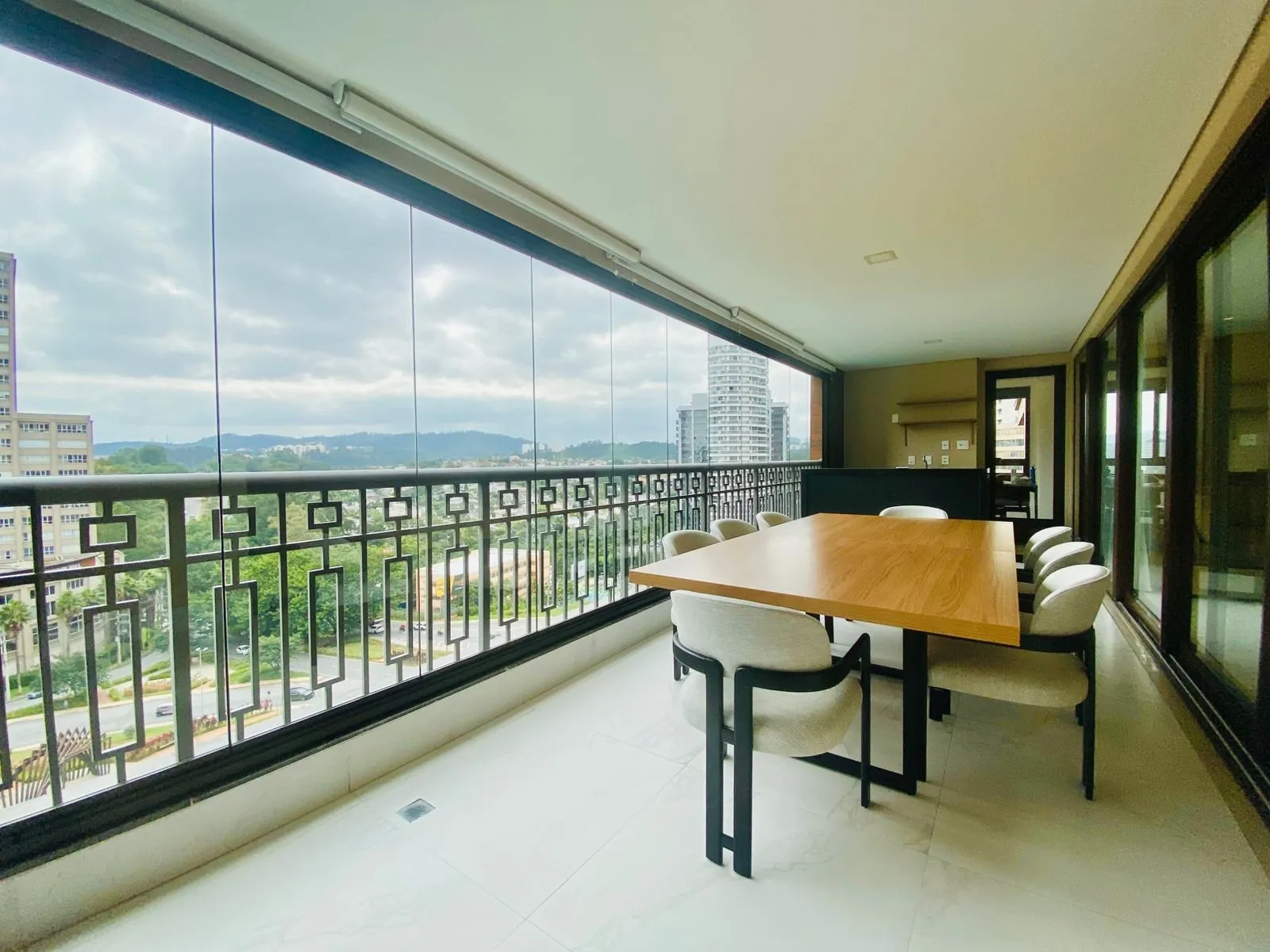 Imagem Apartamento para locação em São Paulo-SP, Green Valley Alphaville: 3 suítes, 2 salas, 4 banheiros, 4 vagas, 228m². Aproveite!