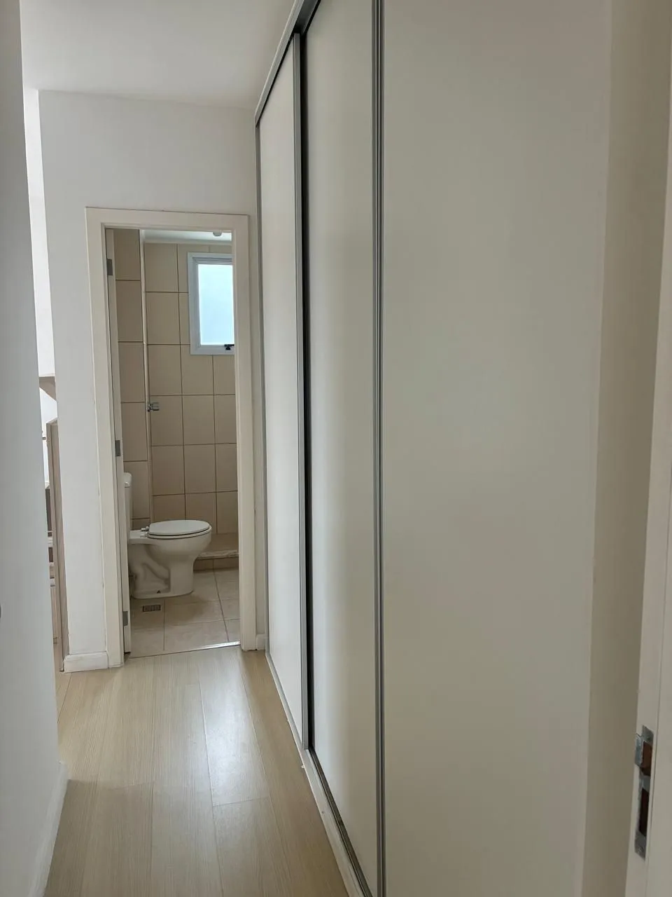 Imagem Vende-se amplo apartamento 3 quartos com suíte e 2 vagas no Menino Deus - 158,4m²