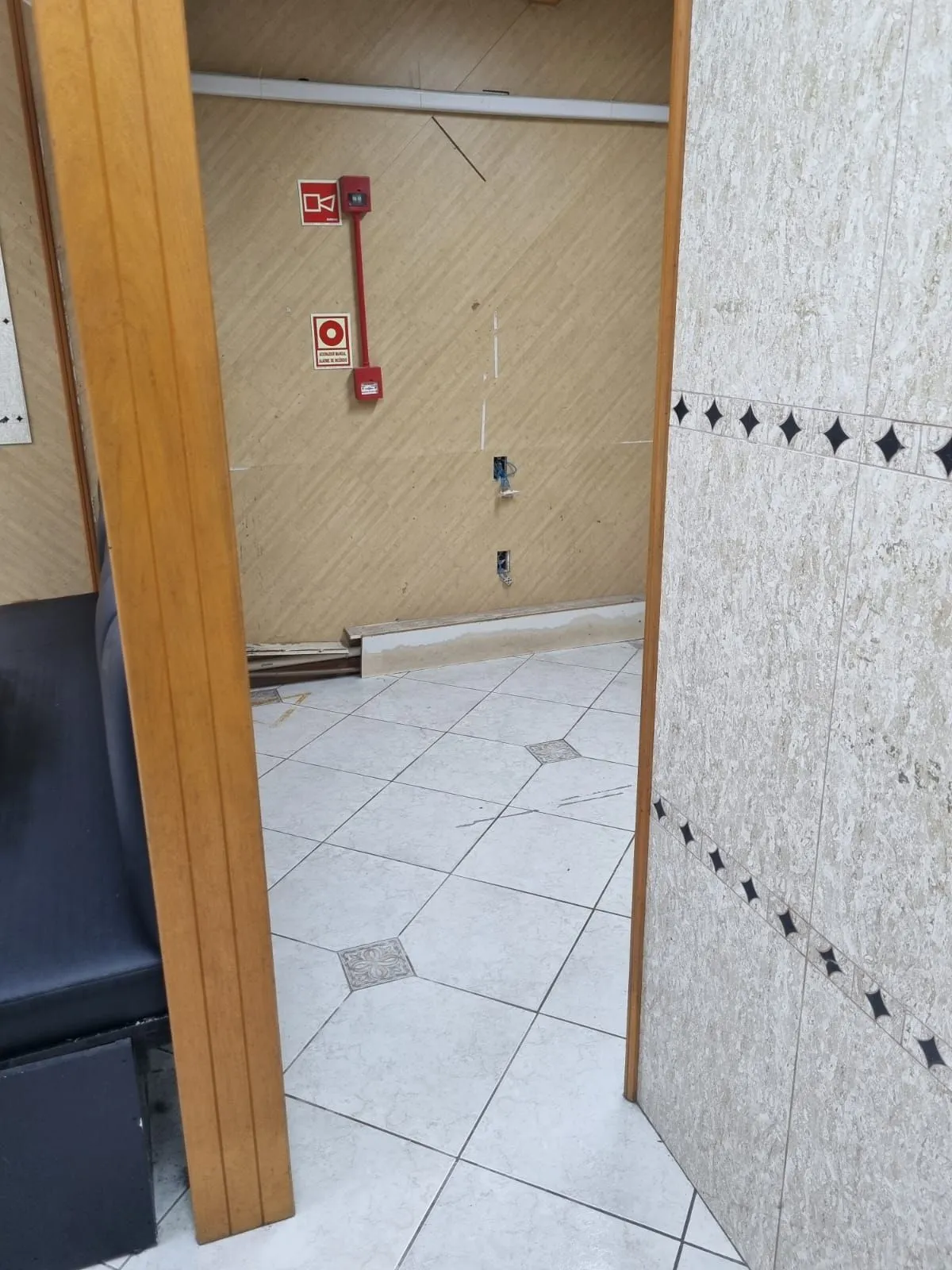 Imagem Loja Térrea de Frente à Venda no Centro Histórico de Porto Alegre
