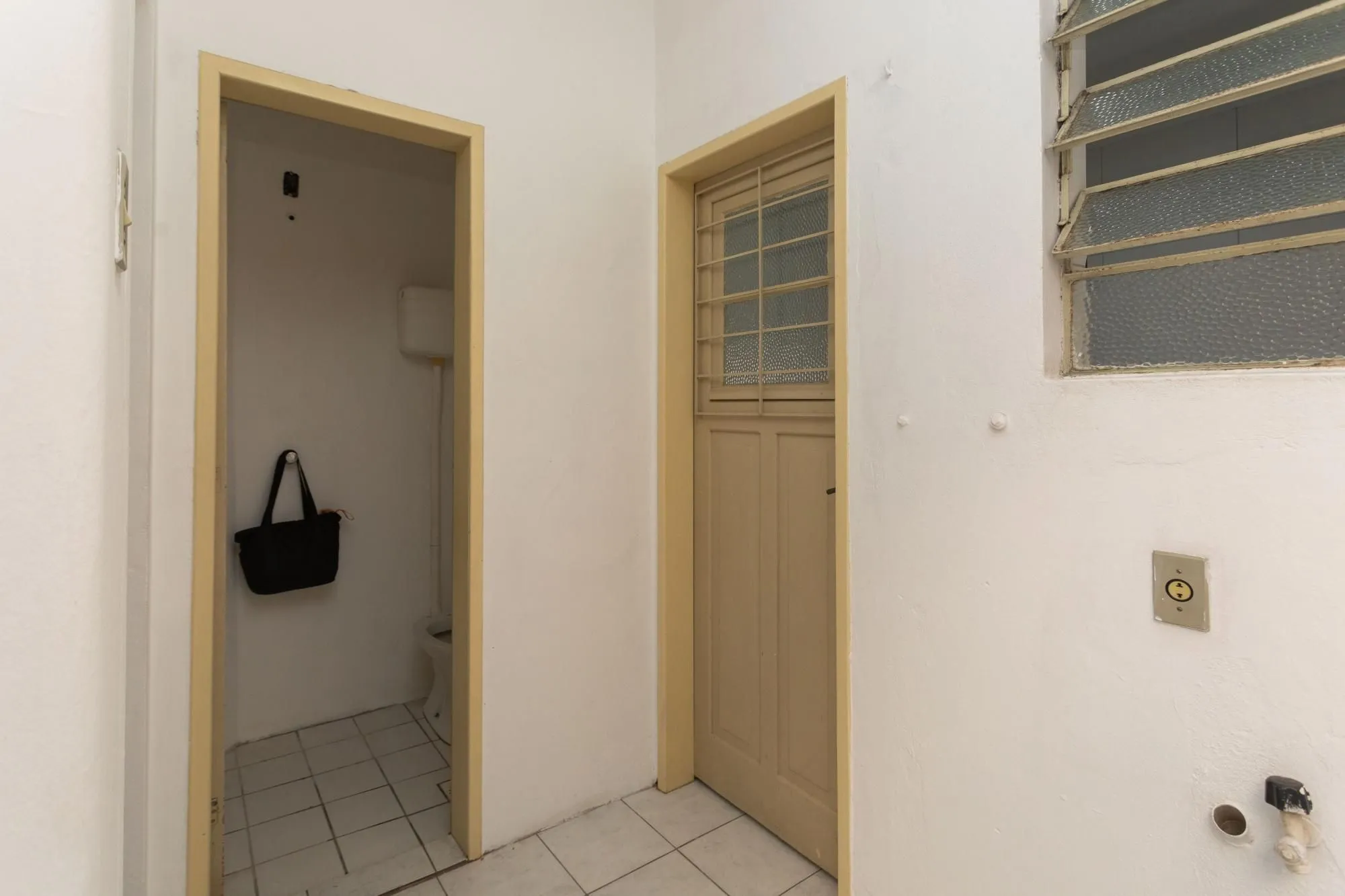 Imagem Amplo Apartamento de 3 Dormitórios com Sacada e Garagem na Av. Protásio Alves