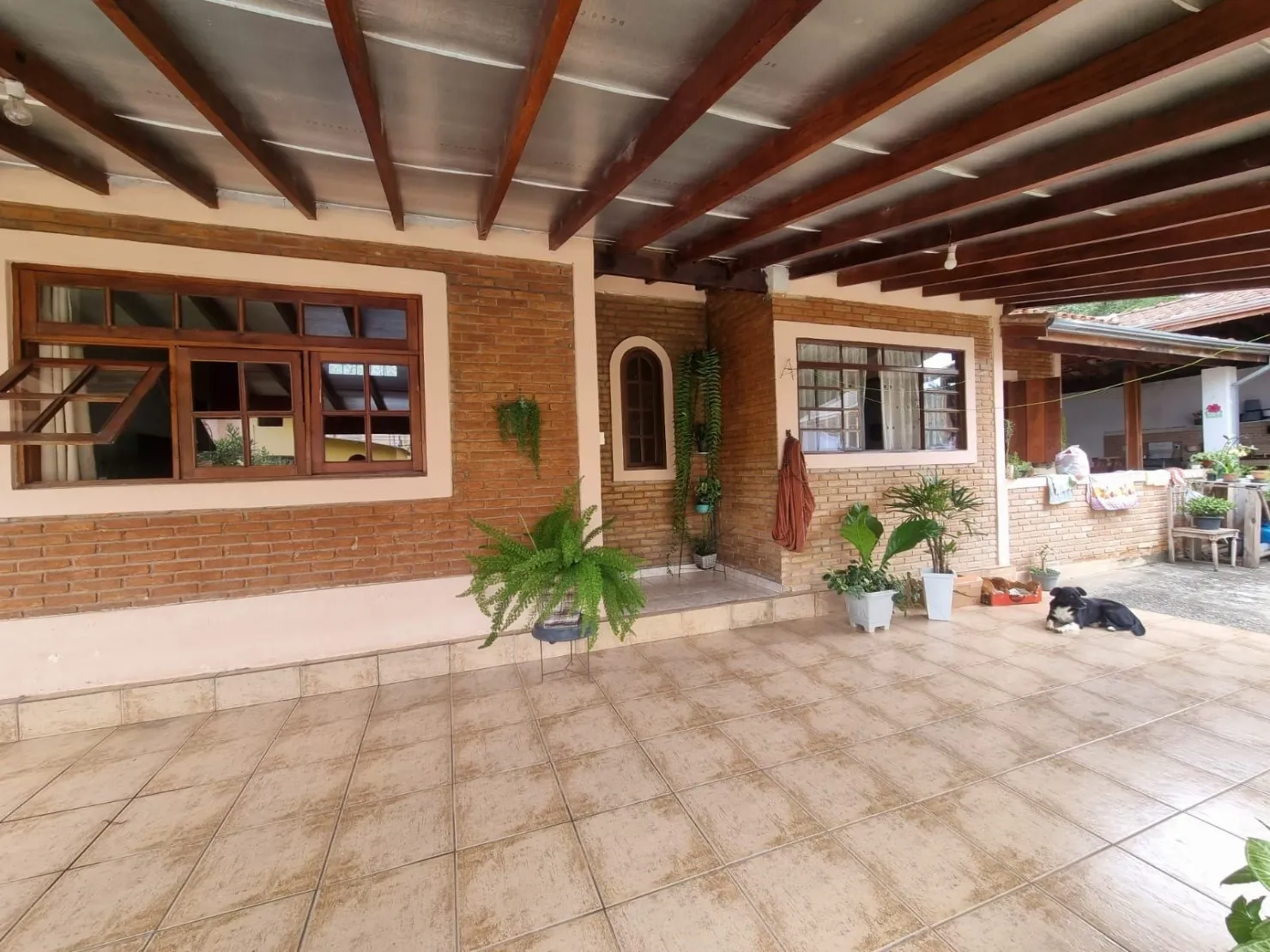 Imagem Linda Casa Térrea com Salão Comercial em Excelente Localização: 3 Dormitórios, Quintal Amplo e Tranquilidade Garantida a 5 Minutos do Centro da Cidade