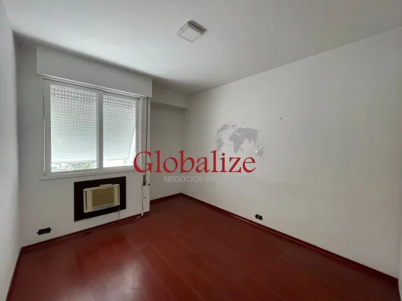 Imagem APARTAMENTO À VENDA CONDOMÍNIO FRENTE AO MAR NO GONZAGA COM 2 DORMITÓRIOS, SALA, WC, COZINHA, ÀREA DE SERVIÇO, D. EMPREGADA COMPLETA POR R$900.000,00