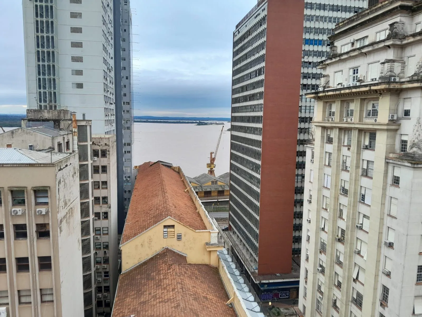 Imagem Salas com meio andar,para empresas ou órgãos públicos com 262,41m2 ,Centro