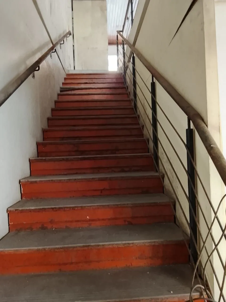 Imagem Prédio na Duque de Caxias, desocupado espaço amplo. Preço atrativo.