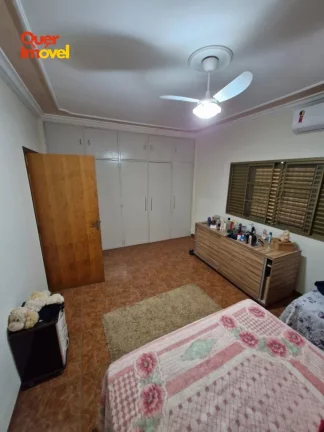 Imagem Imperdível: Casa à venda em Ribeirão Preto-SP, bairro Alto do Ipiranga. 3 quartos, 2 suítes, 3 salas, 4 banheiros, 3 vagas de garagem. 267,06 m².