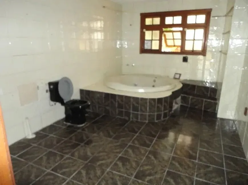 Imagem Casa com três dormitórios, suíte, piscina e 3 vagas.