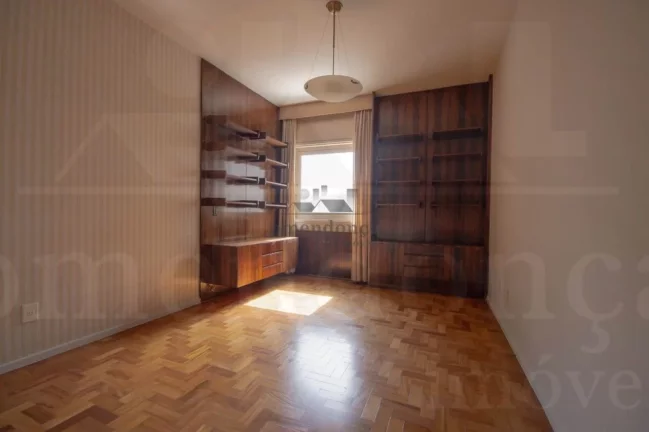 Imagem Apartamento com amplo living, 3 dormitorios sendo uma suite, apartamento com piso em tacos nos dormi...