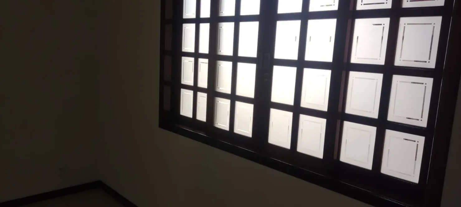 Imagem Casa Estilo Clássico com 3 Quartos, Piscina, Área Gourmet, 4 Vagas e Excelente Localização Próxima ao Centro