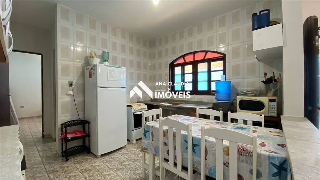 Imagem Casa na praia de Mongaguá a venda, 80 metros da Marginal.