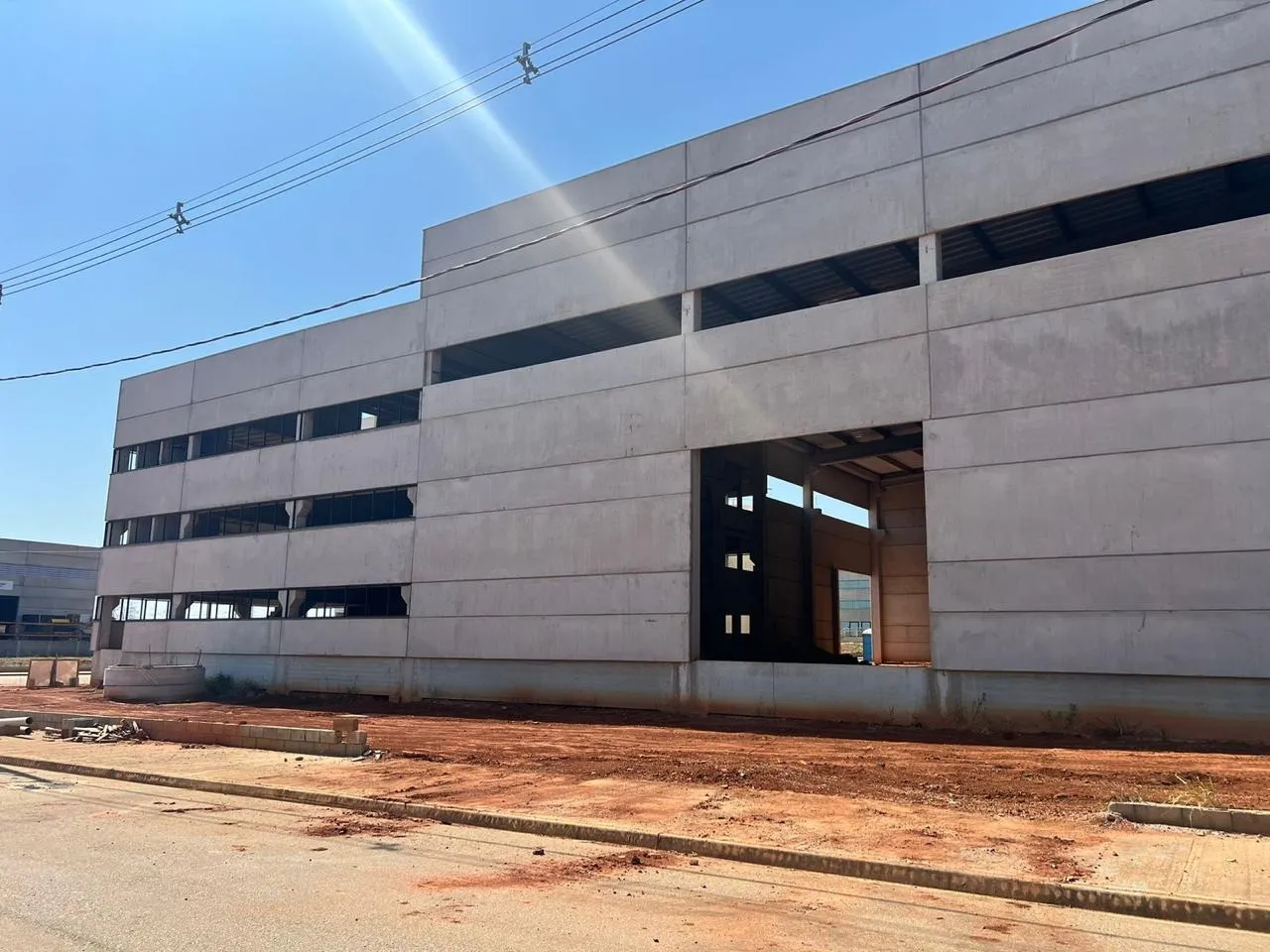 Imagem Galpão Comercial de Alto Padrão com Estrutura Completa para Indústria