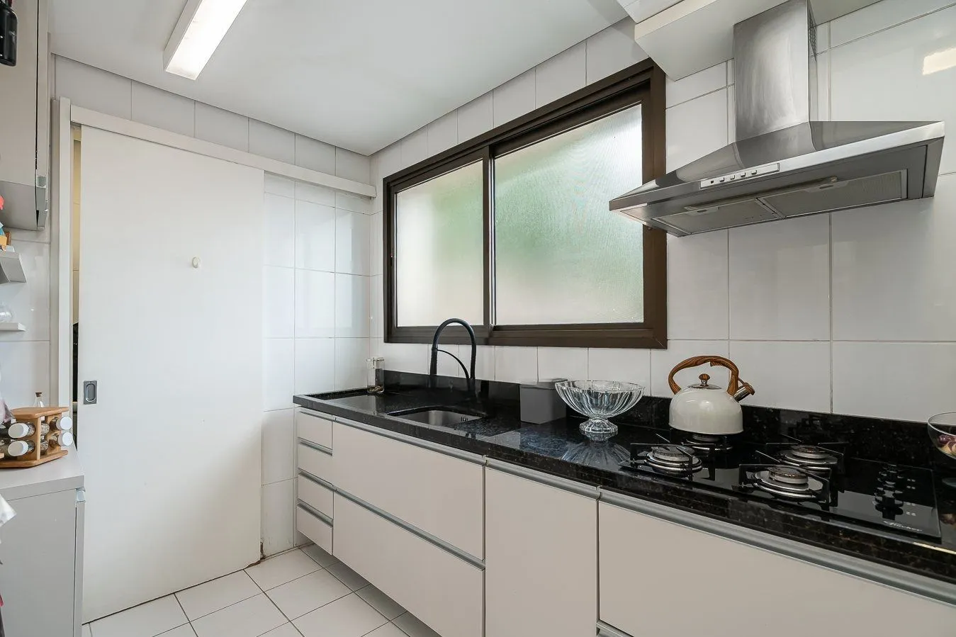 Imagem Apartamento de 3 dormitórios com 1 suíte, semimobiliado.