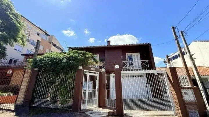 Imagem Casa de 4 dormitórios, uma suíte, pátio com piscina nos fundos e espaço para até 3 carros no Chácara das Pedras