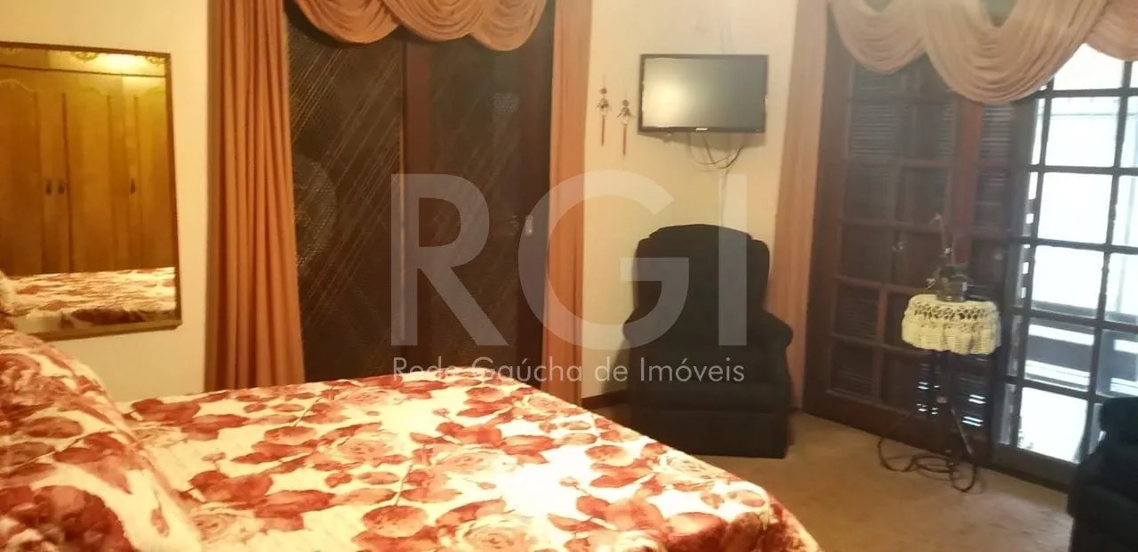 Imagem Casa para Venda - 750m², 6 dormitórios, sendo 3 suites, 4 vagas - Partenon