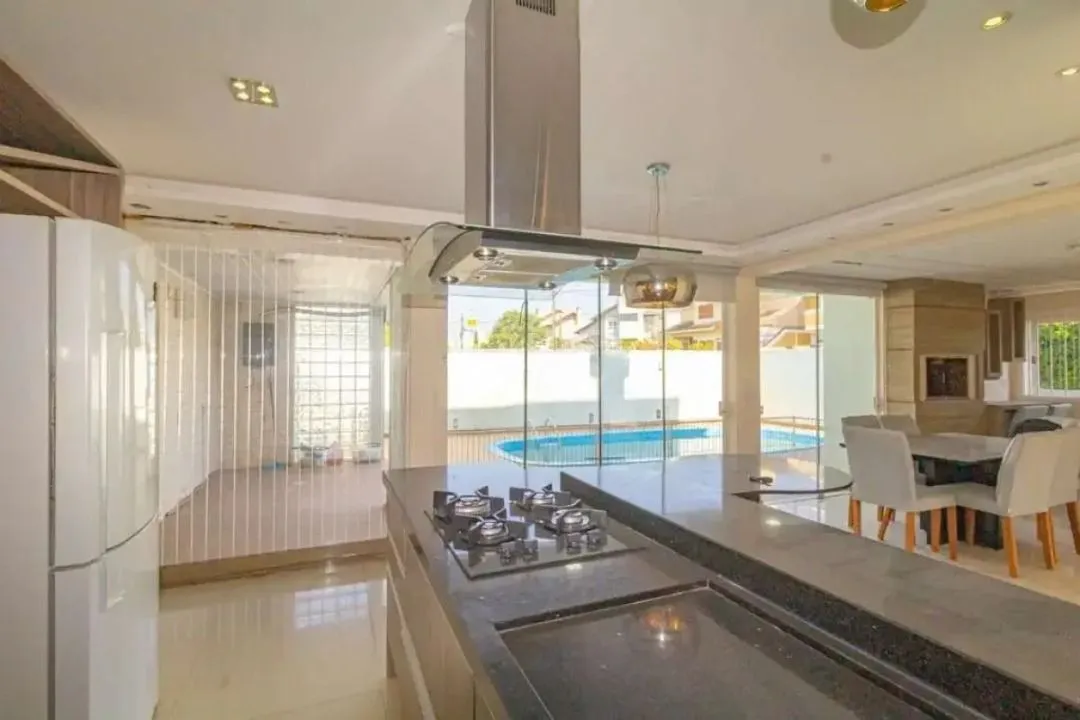 Imagem Casa a venda no bairro Moinhos de vento / Canoas RS com 4 quartos / 1 suite / 2 banheiros / 2 vagas