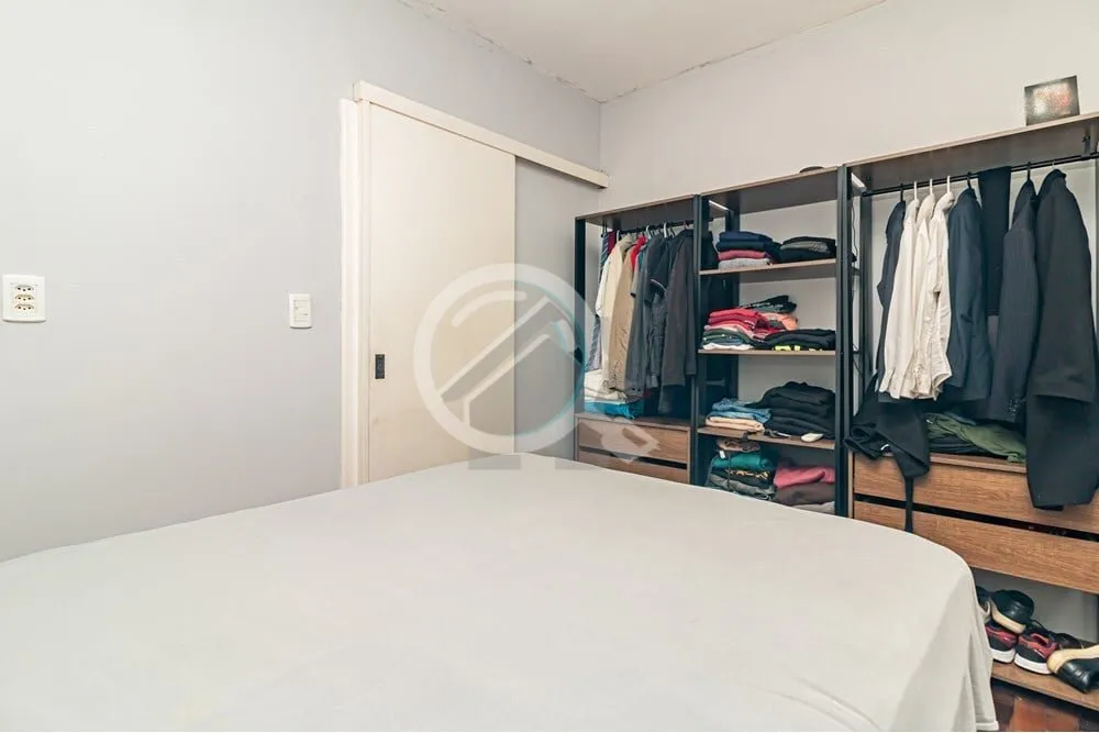 Imagem Descubra este encantador apartamento de 41m². Com dois dormitórios e piso de parquet, o imóvel of...