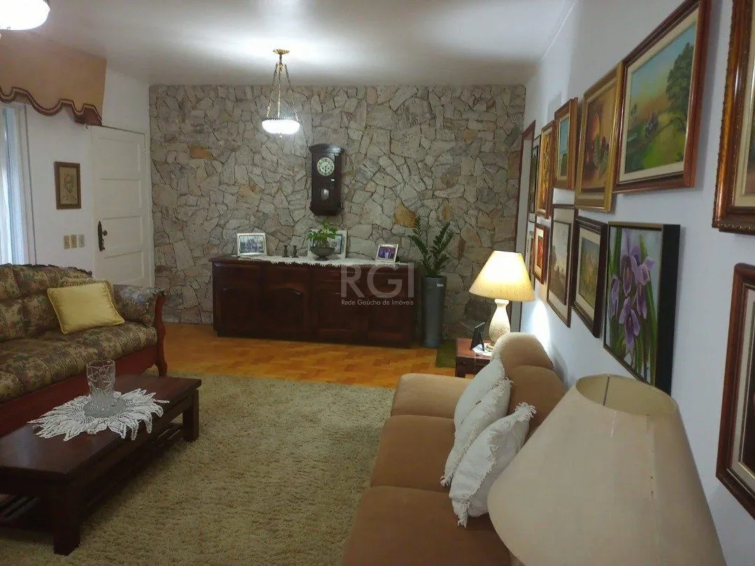 Imagem Casa para Venda - 220m², 3 dormitórios, sendo 1 suites, 1 vaga - Camaquã
