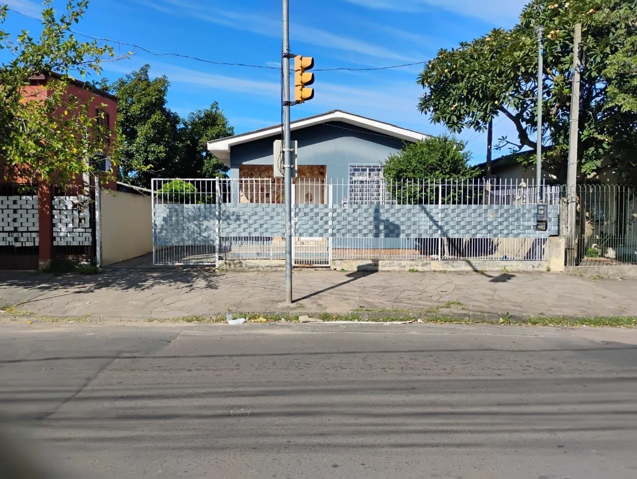 Imagem Casa térrea 3 dormitórios, 2 vagas cobertas as demais descobertas bairro cristal