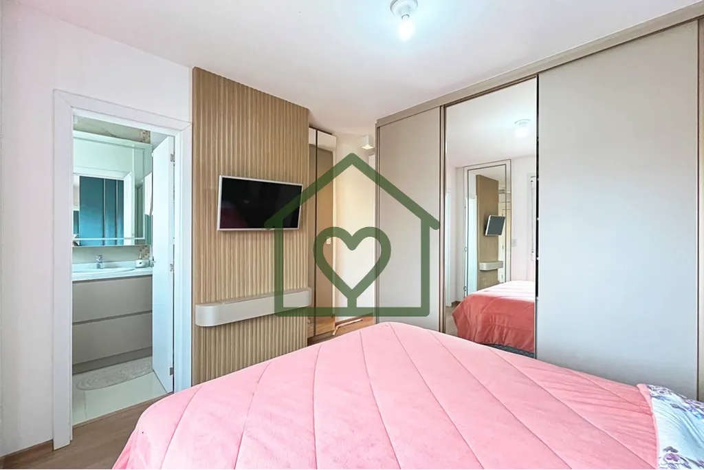 Imagem Este belo sobrado de 96m² oferece 3 dormitórios, incluindo 1 suíte com sacada. 
 A área social c...
