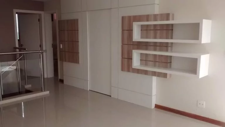 Imagem Área útil de 320 m². Triplex com 3 vagas de garagem, lavabo, ampla sala para 3 ambientes com saca...