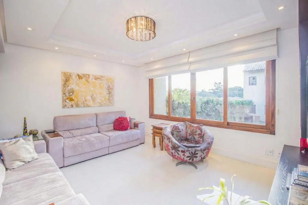 Imagem Casa com 3 Dormitórios, Sendo 1 com Closet, Sótão e Pátio em Condomínio