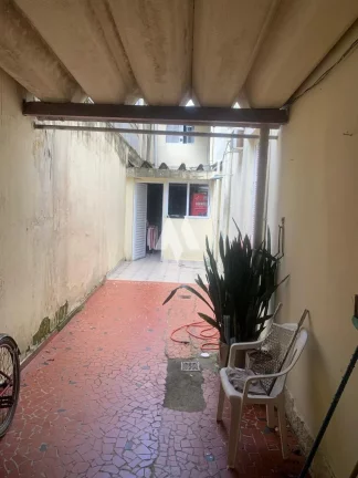 Imagem Casa Sobreposta Alta com Edícula em Santos,145m², 3 Vagas de Garagem e no bairro do Boqueirão