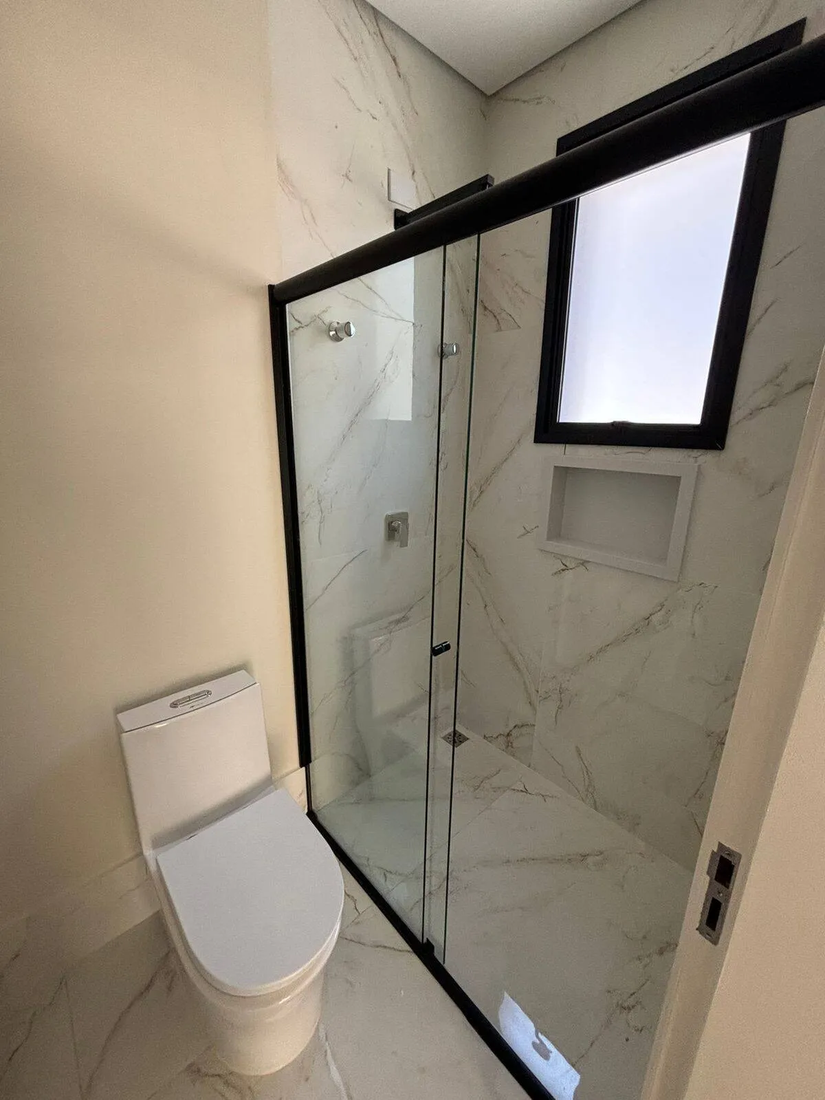 Imagem Casa Nova Planejada em Alphaville - 4 Dormitórios, 2 Suítes, Área de Lazer Completa e 4 Vagas