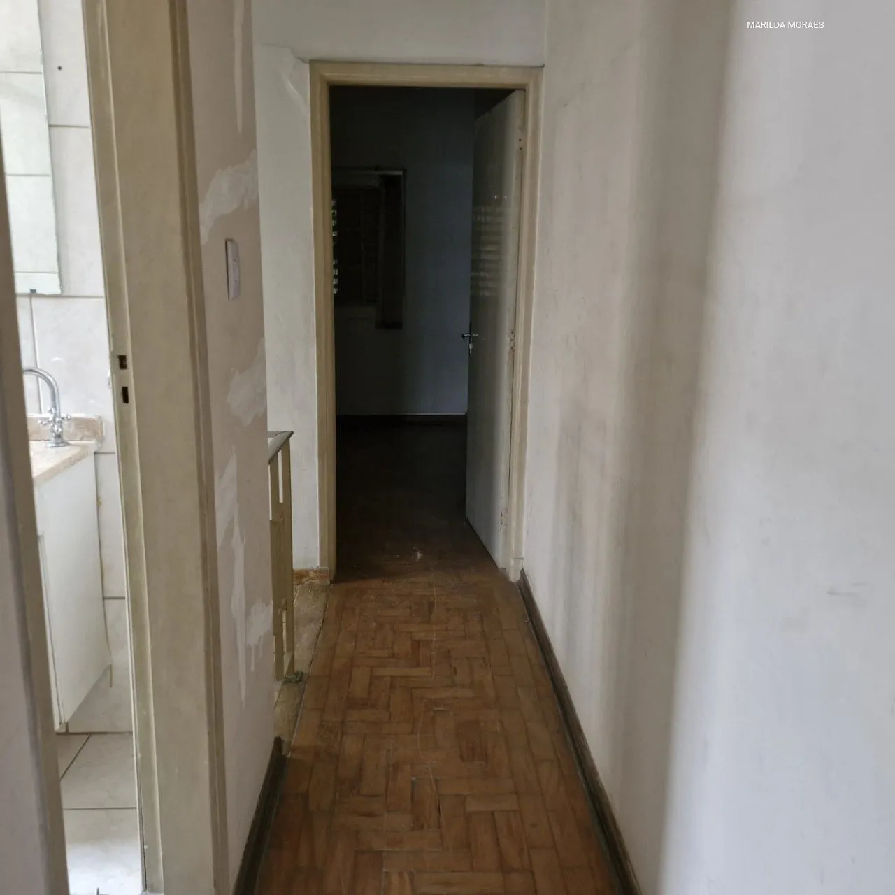 Imagem Casa confortável de 2 dormitórios, 2 banheiros, sala para dois ambientes, com entrada lateral e va...