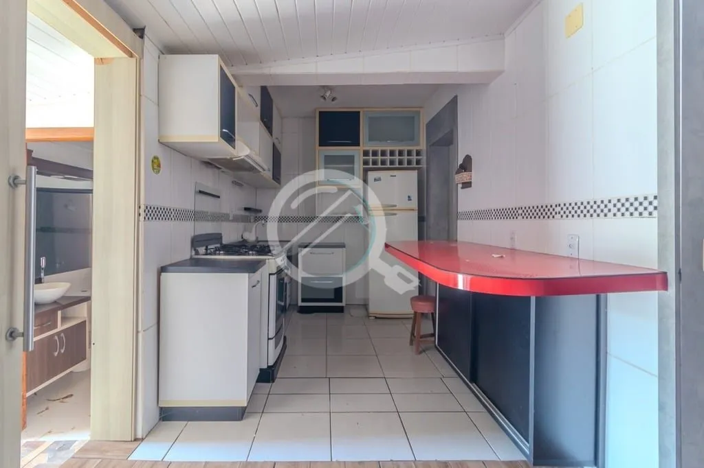 Imagem Sobrado três quartos com uma suíte, living, banheiro social, cozinha e pátio. O sobrado possui ar...