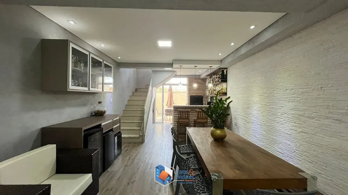 Imagem Sobrado para venda em Jardim Regina com 3 quartos, sendo 3 suítes, 183m²